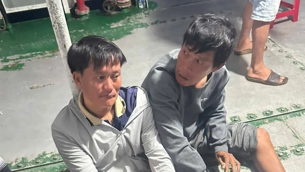 Ông Lê Văn Sanh (bên trái) được tàu cao tốc An Vĩnh phát hiện, cứu sống.