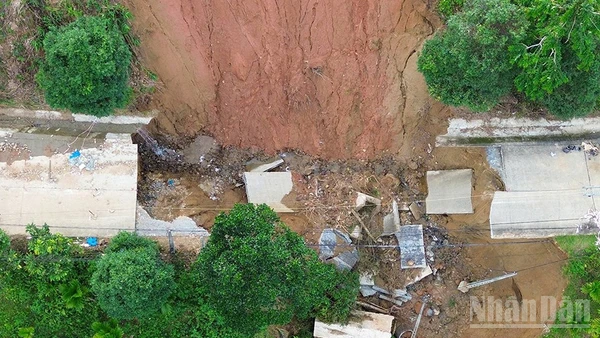 Các đợt thiên tai liên tiếp xảy ra trên địa bàn Quảng Ngãi trong tháng 10 và 11 vừa qua gây thiệt hại nặng nề, trong đó thiệt hại nặng nhất là hạ tầng giao thông.