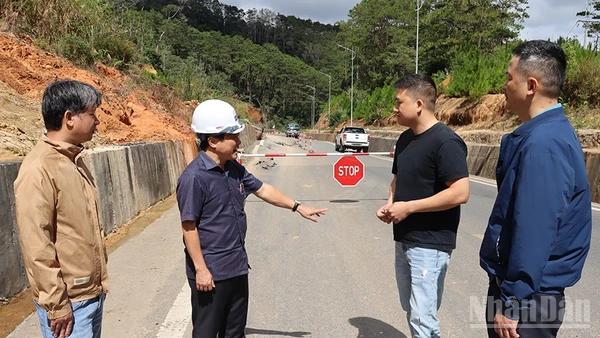 Giám đốc Sở Xây dựng tỉnh Quảng Ngãi Nguyễn Phúc Nhân chỉ đạo “nóng” tại hiện trường vết nứt mặt đường tại tại Km112+200 Quốc lộ 24.