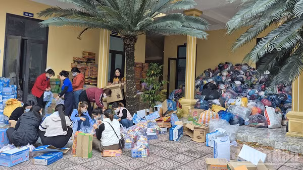 Người dân Quảng Ngãi chung tay góp sức vì đồng bào vùng lũ miền trung. 