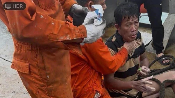 Sau nhiều giờ lênh đênh lênh biển chống chọi với sóng to, gió lớn, ông Phan Duy Quang, ở đặc khu Lý Sơn, 1 trong 3 nạn nhân mất tích trên biển đã được tàu Hải Nam 39 cứu sống. 