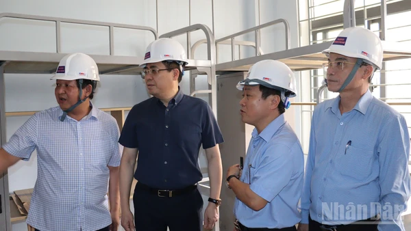 Chủ tịch Ủy ban nhân dân tỉnh Quảng Ngãi Nguyễn Hoàng Giang kiểm tra việc thi công khu ký túc xá tại Trường trung học phổ thông chuyên Lê Khiết.
