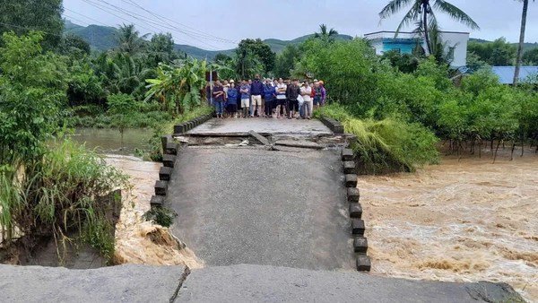 Cầu Cây Sung nằm trên địa bàn thôn Phước An, xã Bình Minh (Quảng Ngãi) bị nước lũ cuốn sập, gây chia cắt 316 hộ dân.