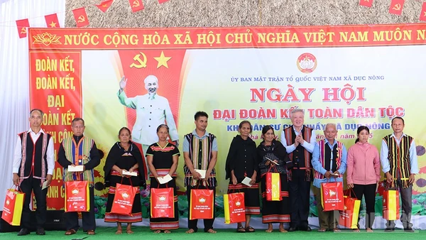 Phó Thủ tướng Thường trực Chính phủ Nguyễn Hòa Bình tặng quà cho người dân thôn Chả Nhầy, xã biên giới Dục Nông.