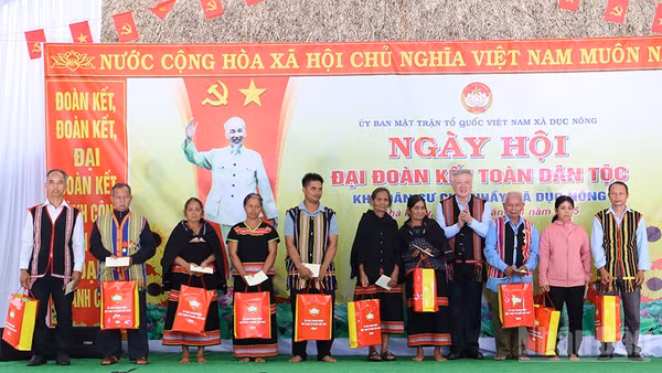 Phó Thủ tướng Thường trực Chính phủ Nguyễn Hòa Bình tặng quà cho người dân thôn Chả Nhầy, xã biên giới Dục Nông.