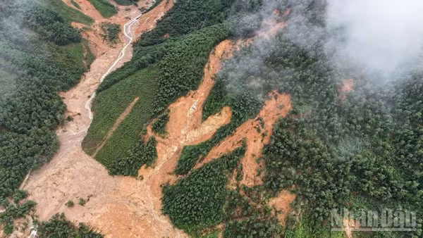 Khu vực gần nhà máy nước ở xã Long Quảng đang bị sạt lở.