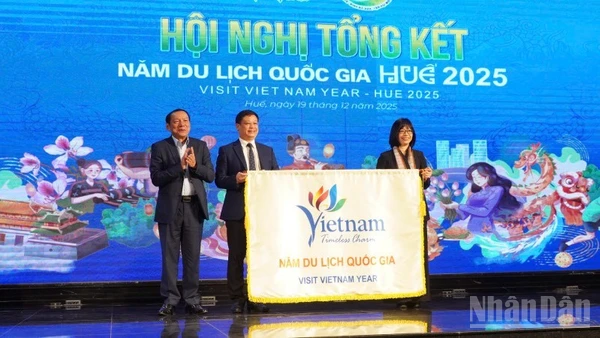 Gia Lai nhận cờ đăng cai Năm du lịch quốc gia 2026.
