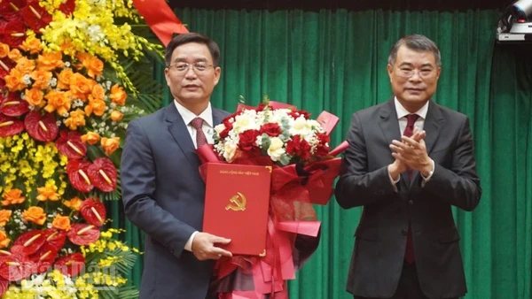 Đồng Chí Lê Ngọc Quang Giữ Chức Bí Thư Thành Ủy Đà Nẵng Đồng Chí Lê Minh Hưng, Ủy Viên Bộ Chính Trị, Bí Thư Trung Ương Đảng, Trưởng Ban Tổ Chức Trung Ương Trao Quyết Định Cho Đồng Chí Nguyễn Đình Trung.