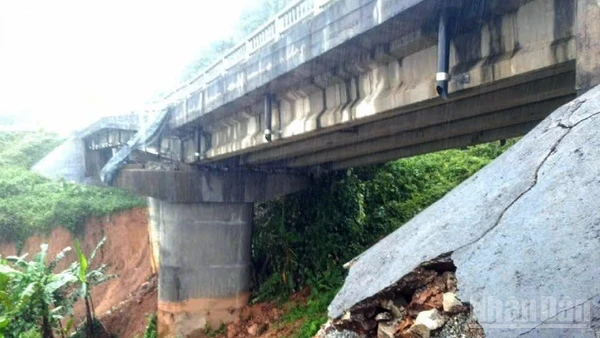 Dầm cầu cạn bị xô lệch khỏi trụ T1.