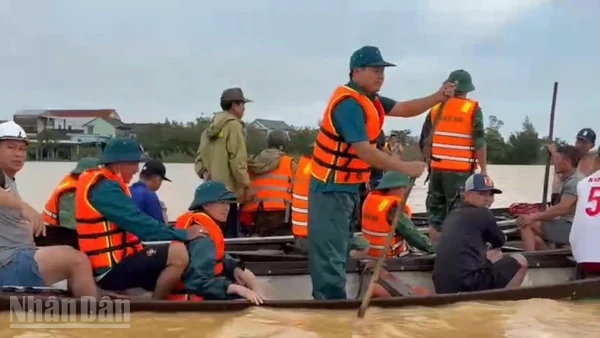 Lực lượng dân quân, quân đội đang tìm người mất tích ở phường Thuận An.