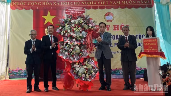 Đồng chí Lê Hoài Trung, Bí thư Trung ương Đảng tặng hoa, quà cho đại diện tổ dân phố Dạ Lê Chánh. 