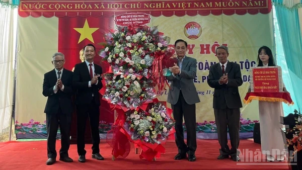 Đồng chí Lê Hoài Trung, Bí thư Trung ương Đảng tặng hoa, quà cho đại diện tổ dân phố Dạ Lê Chánh. 