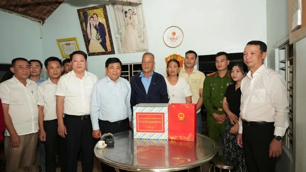 Phó Thủ tướng Nguyễn Chí Dũng tại gia đình anh Võ Viết Quang, phường Hương Thủy.