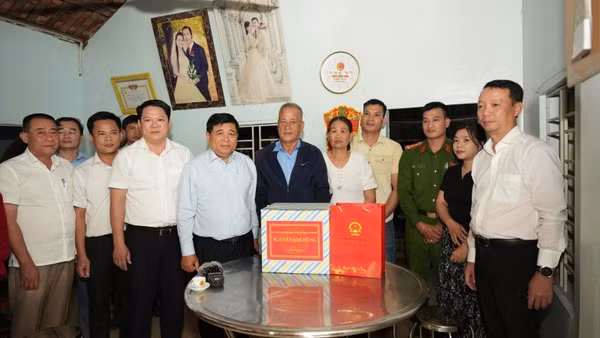 Phó Thủ tướng Nguyễn Chí Dũng tại gia đình anh Võ Viết Quang, phường Hương Thủy.