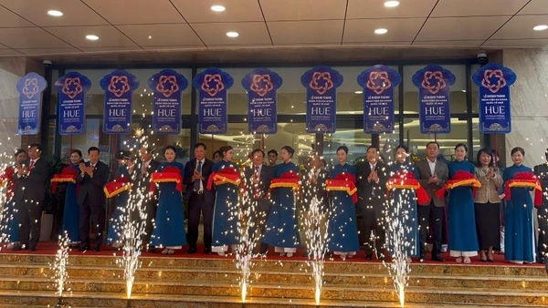 Cắt băng khánh thành công trình xây dựng Bệnh viện đa khoa quốc tế Huế.