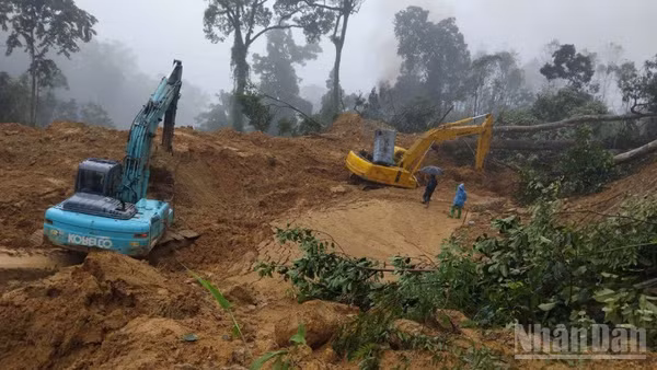 Các đơn vị quản lý đang tập trung phương tiện, khẩn trương thông đường.
