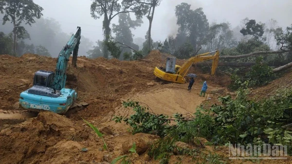 Các đơn vị quản lý đang tập trung phương tiện, khẩn trương thông đường.