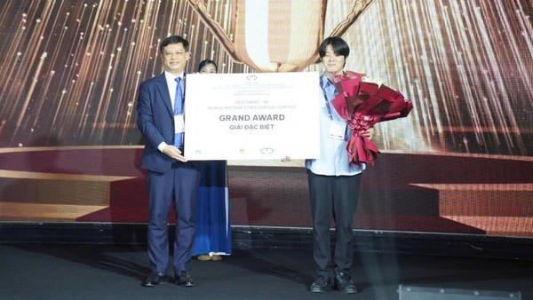 Dấu Ấn Mới Của Ca Sĩ Nguyễn Ngọc Anh Trong Album “Lời Hẹn Ước” Ông Nguyễn Thanh Bình, Phó Chủ Tịch Ủy Ban Nhân Dân Thành Phố Huế Trao Giải Thưởng Lớn Của Cuộc Thi Sáng Tạo Nội Dung Về Các Thành Phố Di Sản Thế Giới Thuộc Khuôn Khổ Sự Kiện.
