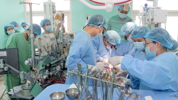 Bệnh viện Trung ương Huế thực hiện phẫu thuật cho các bệnh nhân.