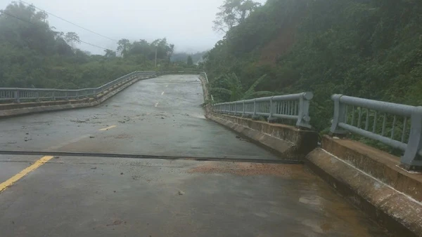 Điểm hư hỏng trên mặt cầu cạn ở Km396+050 đường Hồ Chí Minh nhánh tây.