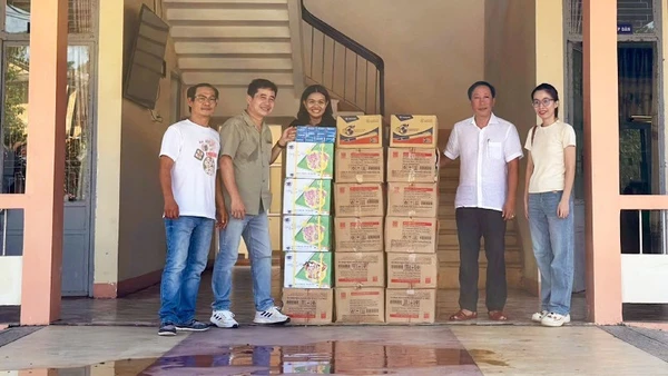 Lãnh đạo xã Quảng Điền thay mặt các trường học vùng ngập lụt trên địa bàn tiếp nhận 3.000 quyển vở và 2.000 cây viết từ phóng viên báo Nhân Dân và các mạnh thường quân.