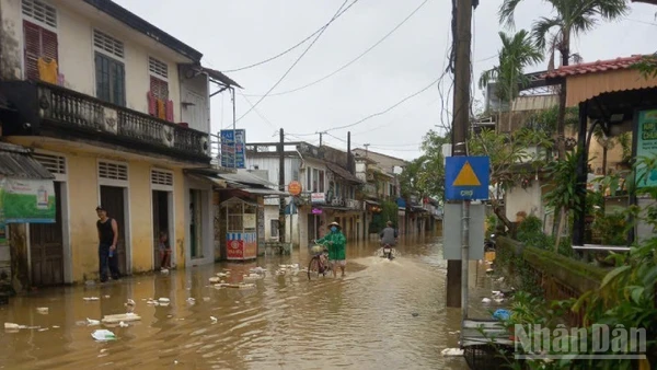 Sáng 18/11, nước lụt đang rút nhanh ra khỏi nhiều khu dân cư.