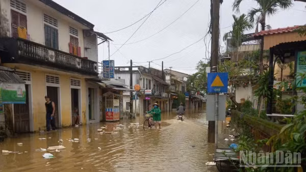 Sáng 18/11, nước lụt đang rút nhanh ra khỏi nhiều khu dân cư.