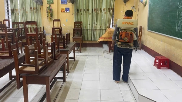 Ngành y tế phối hợp khử khuẩn trường học sau những ngày ngập lụt.