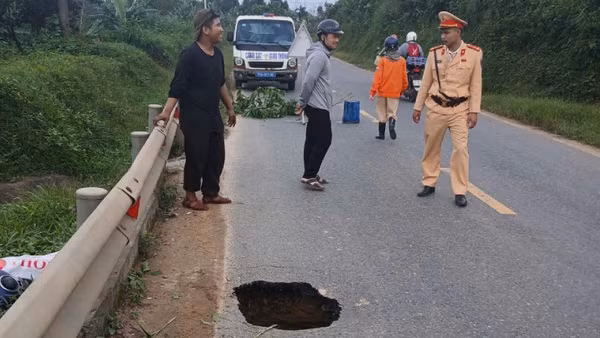 Hố sụt nằm bên phía gần khe, suối.