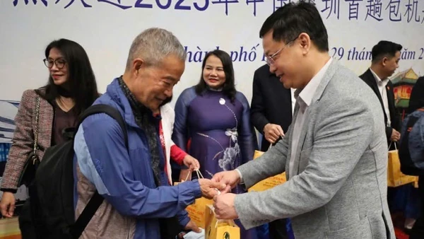 Lãnh đạo Ủy ban nhân dân thành phố tặng hoa cho du khách đến Huế từ chuyến bay.