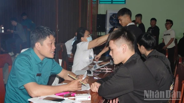 Hội đồng nghĩa vụ quân sự địa phương thẩm định chặt chẽ lý lịch thanh niên trúng tuyển khâu sơ khám.