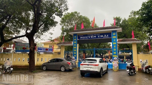 Ngôi trường có 8 học sinh xuất hiện triệu chứng nôn ói, đau bụng sau bữa ăn bán trú.