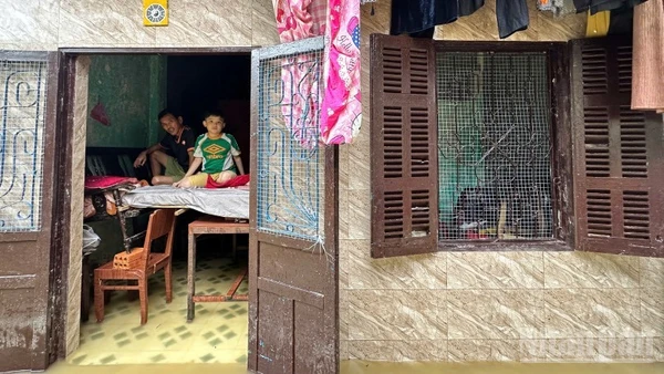 Ngập lụt đang làm đảo lộn cuộc sống của hàng chục nghìn người dân ở Huế.