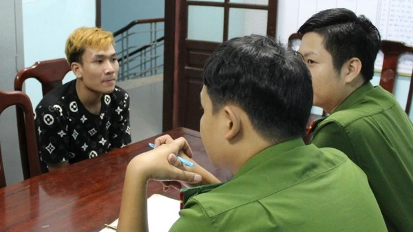 Nguyễn Anh Tuấn Vũ tại cơ quan điều tra. (Ảnh Công an cung cấp)