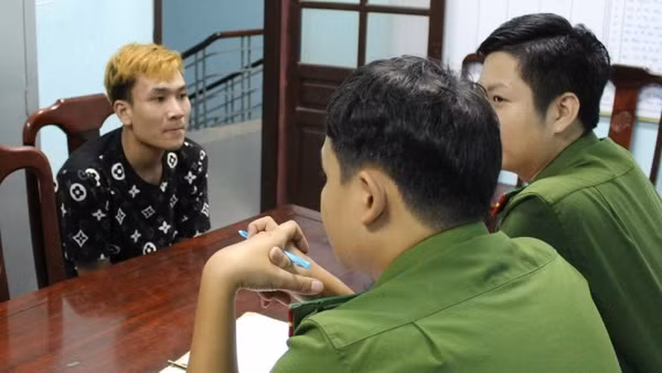 Nguyễn Anh Tuấn Vũ tại cơ quan điều tra. (Ảnh Công an cung cấp)