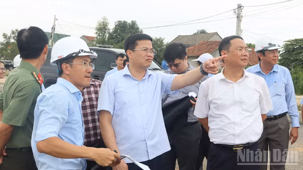 Kiểm tra các dự án giao thông trọng điểm, Chủ tịch Ủy ban nhân dân tỉnh Quảng Ngãi Nguyễn Đức Tâm yêu cầu chủ đầu tư đẩy nhanh tiến độ thực hiện dự án, bảo đảm hoàn thành mục tiêu giải ngân vốn đầu tư công năm 2026.