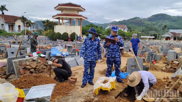 Cán bộ, chiến sĩ Vùng Cảnh sát biển 2 cùng các lực lượng thu thập, số hóa xác định danh tính các liệt sĩ chưa xác định được thông tin tại Nghĩa trang Liệt sĩ xã Sơn Hà, tỉnh Quảng Ngãi.