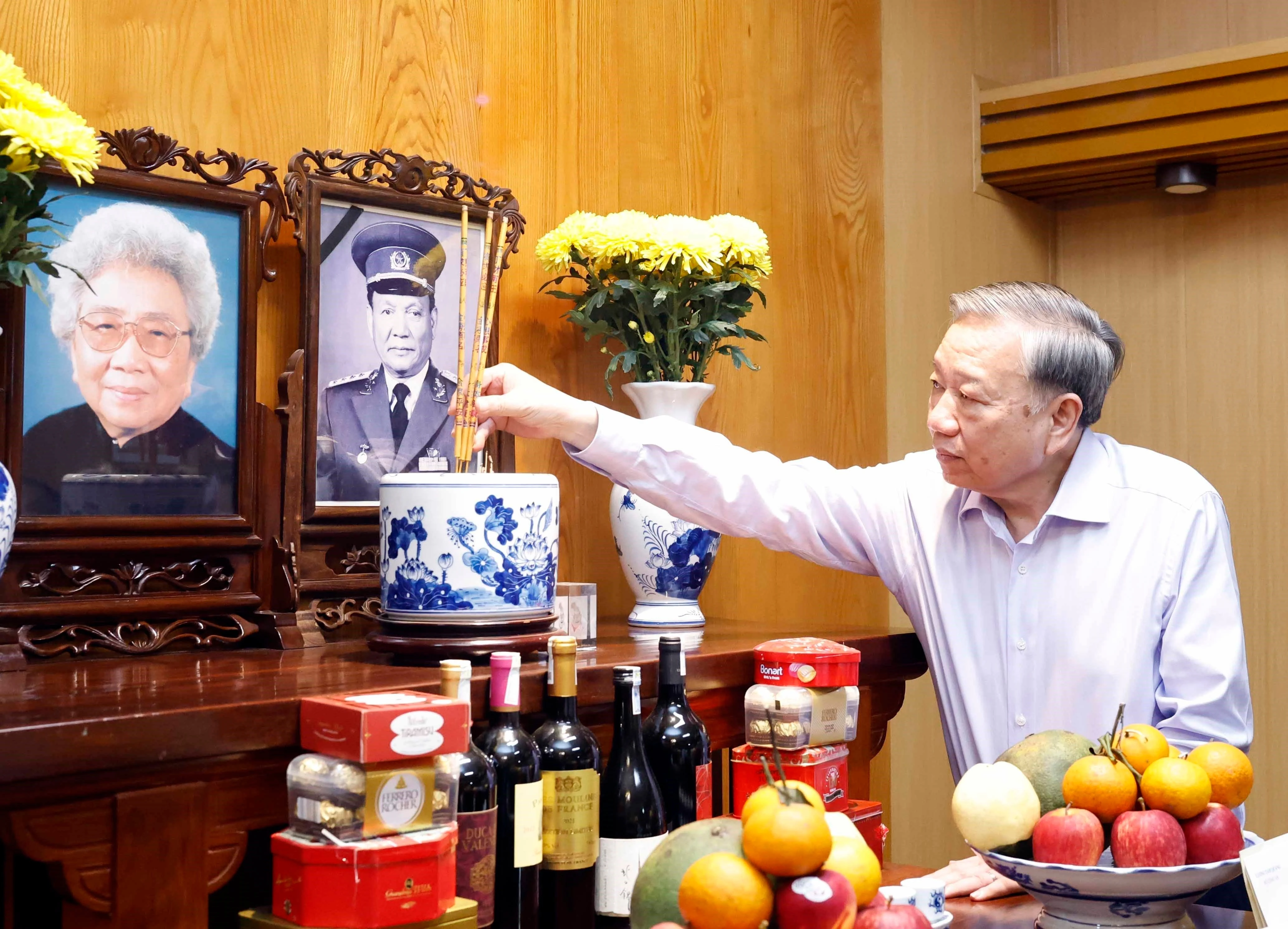 Tổng Bí thư, Chủ tịch nước Tô Lâm thắp hương tưởng nhớ các nguyên lãnh đạo Đảng, Nhà nước