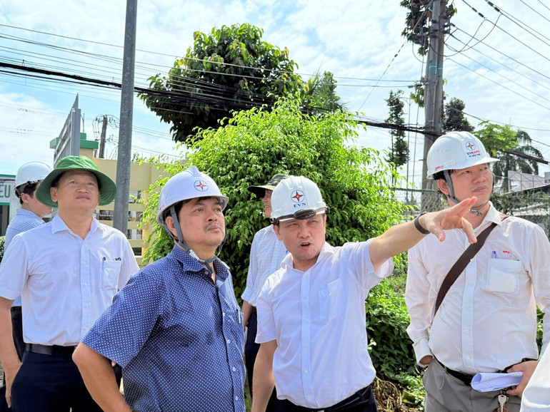 Lãnh đạo EVNSPC thường xuyên sâu sát trên những công trình trọng điểm. Trong ảnh: Ông Nguyễn Phước Đức - Tổng giám đốc EVNSPC (thứ 2 từ phải sang) kiểm tra tiến độ công trình trên địa bàn tỉnh Vĩnh Long. 27-10-anh-2.jpg