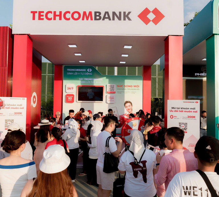Gian hàng của Techcombank tại sự kiện V Concert nơi khách hàng trải nghiệm những dịch vụ mới của ngân hàng. 10-8-anh-3.jpg