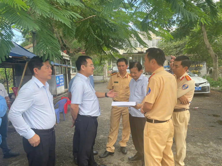 Ông Nguyễn Thanh Hoài, Phó Cục trưởng Cục Đường bộ Việt Nam và đại diện Cục Cảnh sát Giao thông thị sát trên các tuyến cao tốc phía nam. gen-h-3-10-anh-1.jpg