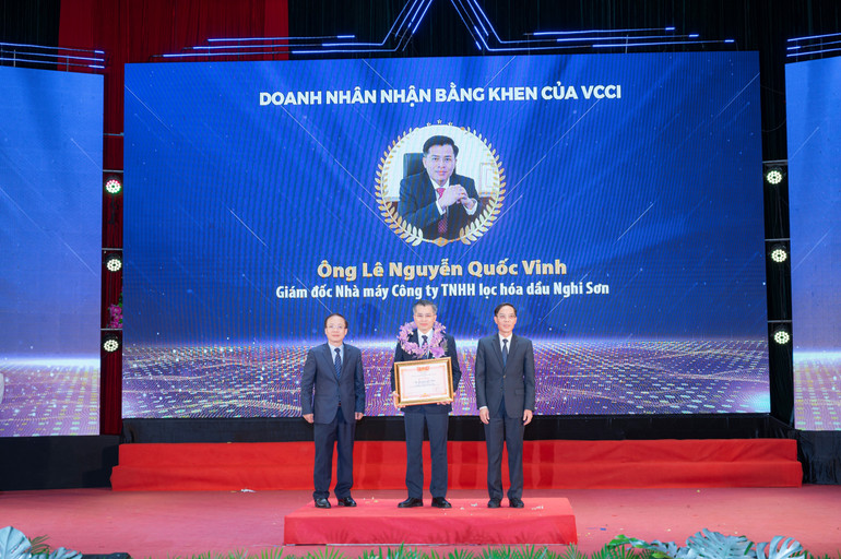 Ông Lê Nguyễn Quốc Vinh, Giám đốc nhà máy NSRP nhận Bằng khen “Doanh nhân tiêu biểu tỉnh Thanh Hóa năm 2025”. doanh-nhan-tieu-bieu-tinh-thanh-hoa-nam-2025.jpg