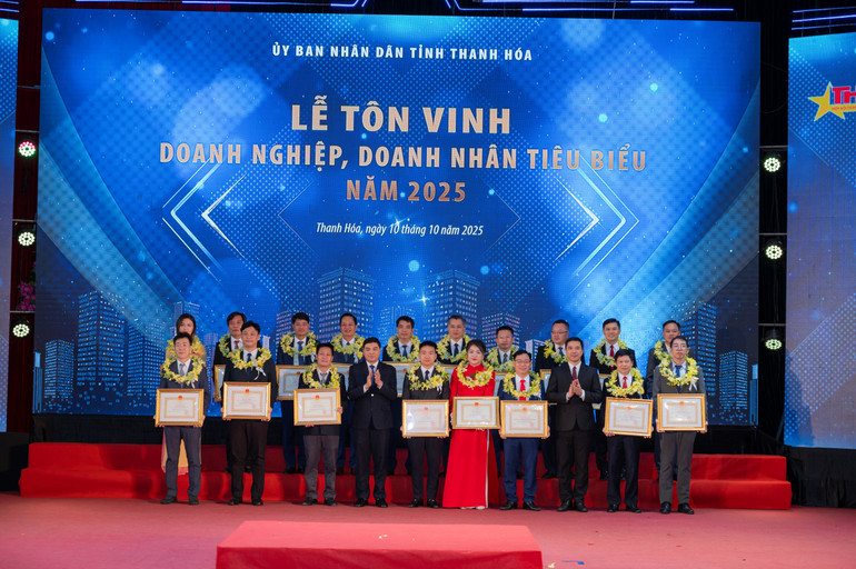 Ông Lê Nguyễn Quốc Vinh, Giám đốc nhà máy, thay mặt tập thể NSRP nhận Bằng khen “Doanh nghiệp tiêu biểu tỉnh Thanh Hóa năm 2025”. doanh-nghiep-tieu-bieu-tinh-thanh-hoa-nam-2025.jpg