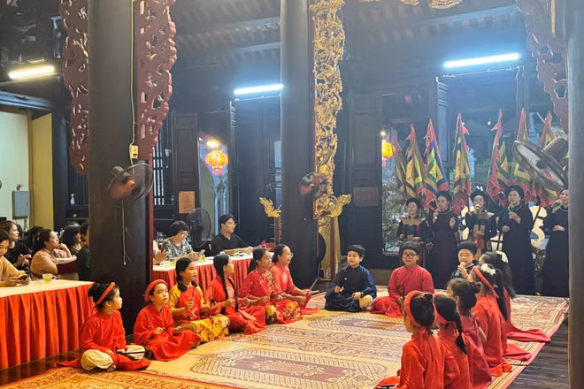 Các em học sinh trong CLB Ca trù An Biên biểu diễn tại đình An Biên.