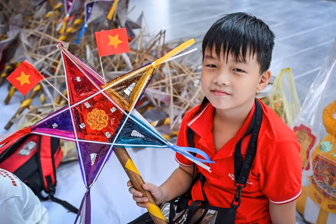 Các em tự tay làm đèn ông sao... 