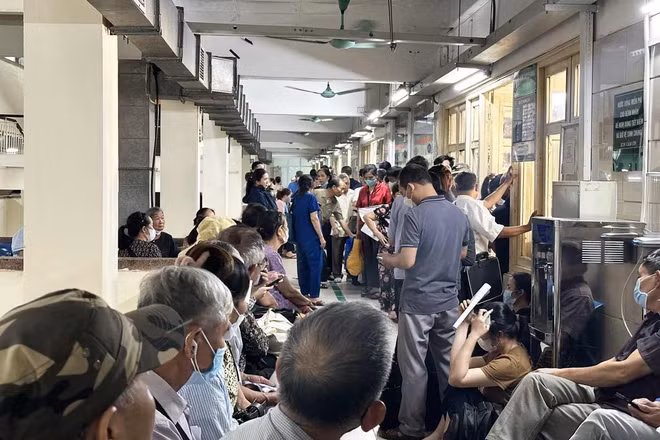 Hành lang bệnh viện luôn ngột ngạt, căng thẳng... 