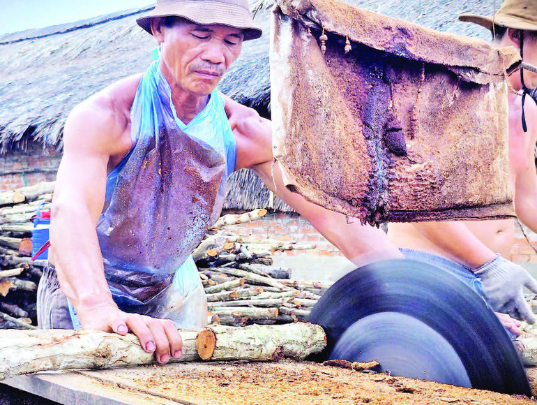 Lao động miệt rừng ngập mặn Cà Mau cưa gỗ chuẩn bị nguyên liệu đầu vào cho các mẻ than. lao-dong-miet-rung.jpg