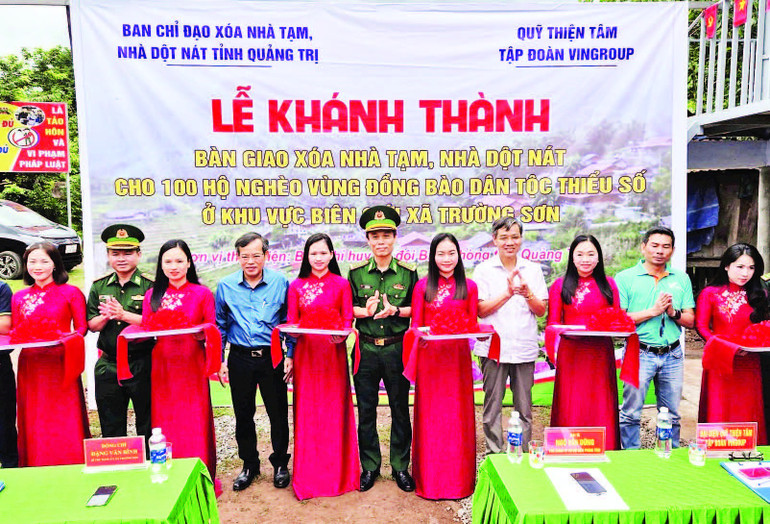 Lễ khánh thành, bàn giao 100 ngôi nhà mới cho hộ nghèo vùng đồng bào dân tộc thiểu số xã Trường Sơn. (Ảnh HN) le-khanh-thanh-ban-giao-100-ngoi-nha-moi.jpg