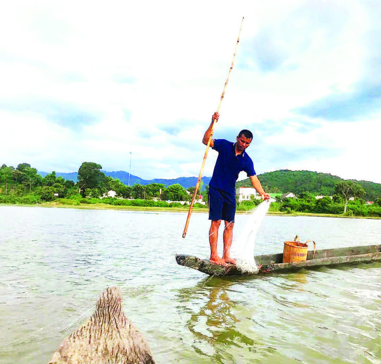 Người dân địa phương giăng lưới đánh bắt cá mưu sinh trên hồ. nguoi-dan-dia-phuong-giang-luoi.jpg