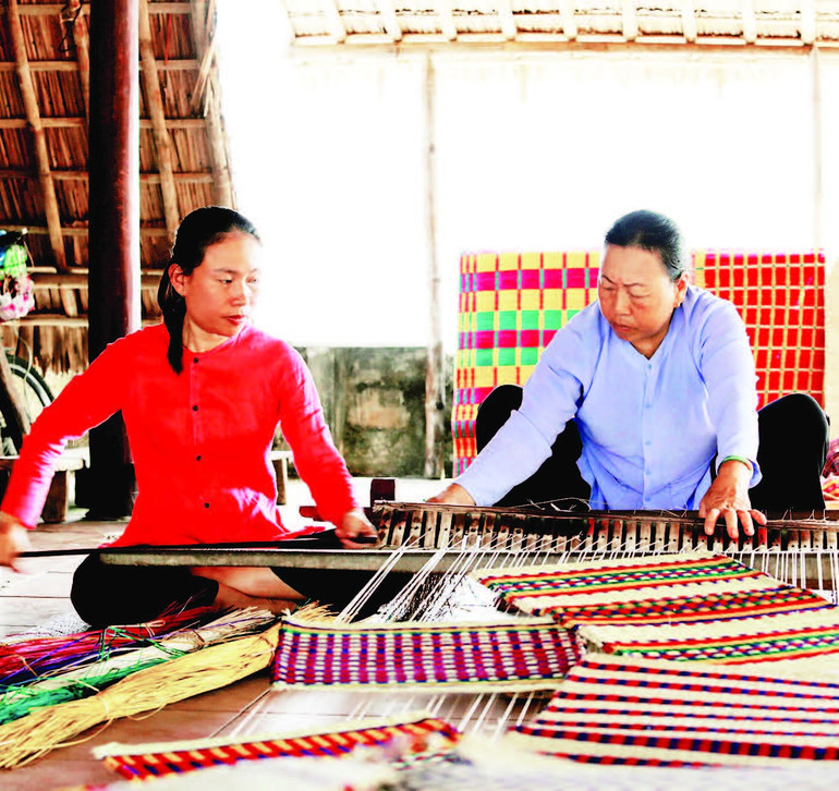 Hai thế hệ cùng giữ nghề dệt chiếu cói. hai-the-he.jpg